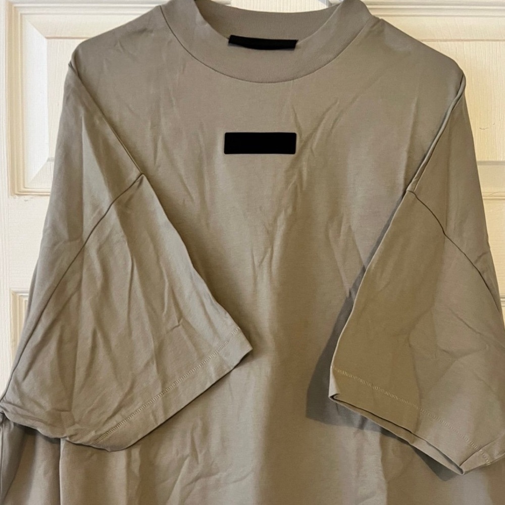 Essentials fear of god tshirt 
New with tags
